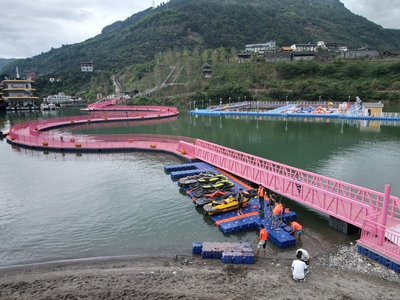 四川宜宾书楼网红浮桥